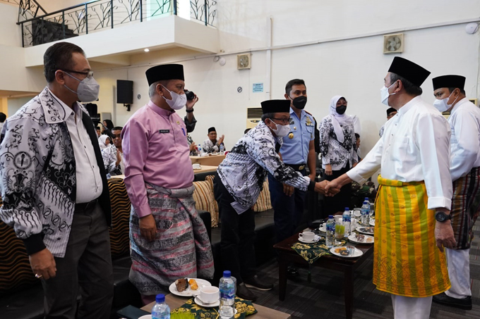 Gubenur Riau Syamsuar menyapa pengurus PGRI Riau saat menghadiri Konferensi Kerja II PGRI Provinsi Riau di Kota Dumai, Jumat (5/8/2022).